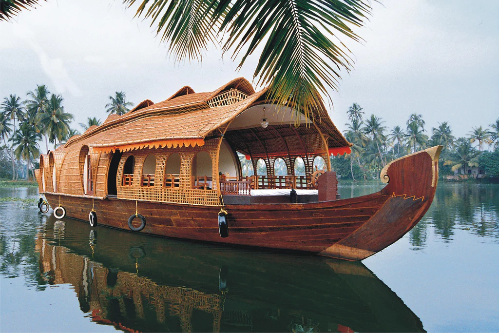 8 Days 7 Nights Kerala Package - Day 04: Thekkady – Alleppey Houseboat itinerary image